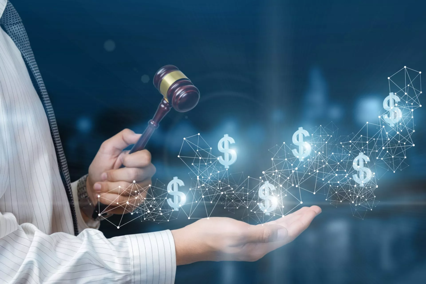 Hand met hamer van rechter en digitale dollartekens als symbool voor crypto rechtszaak