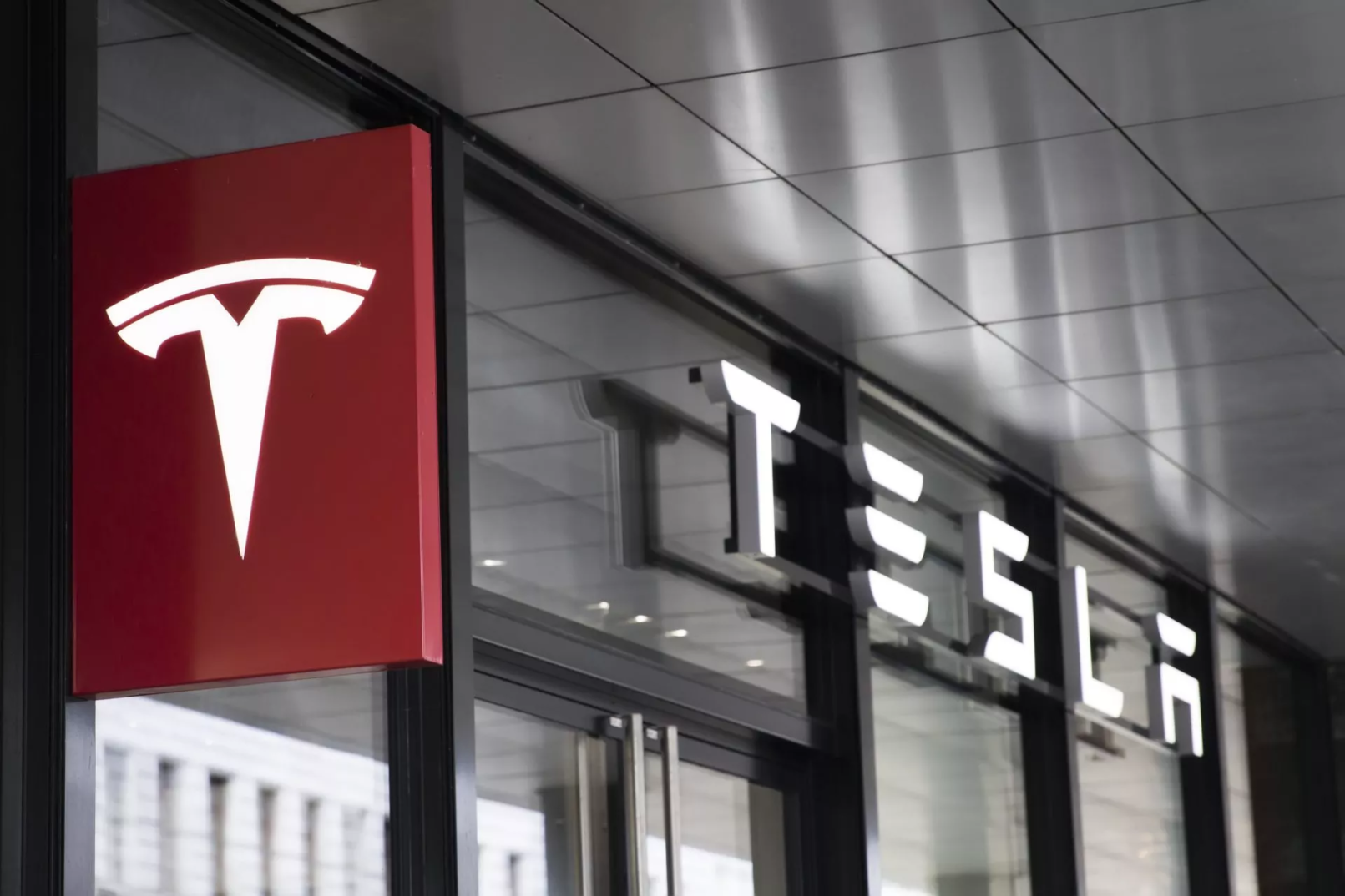 Tesla breekt $2K en wordt steeds vaker vergeleken met Bitcoin