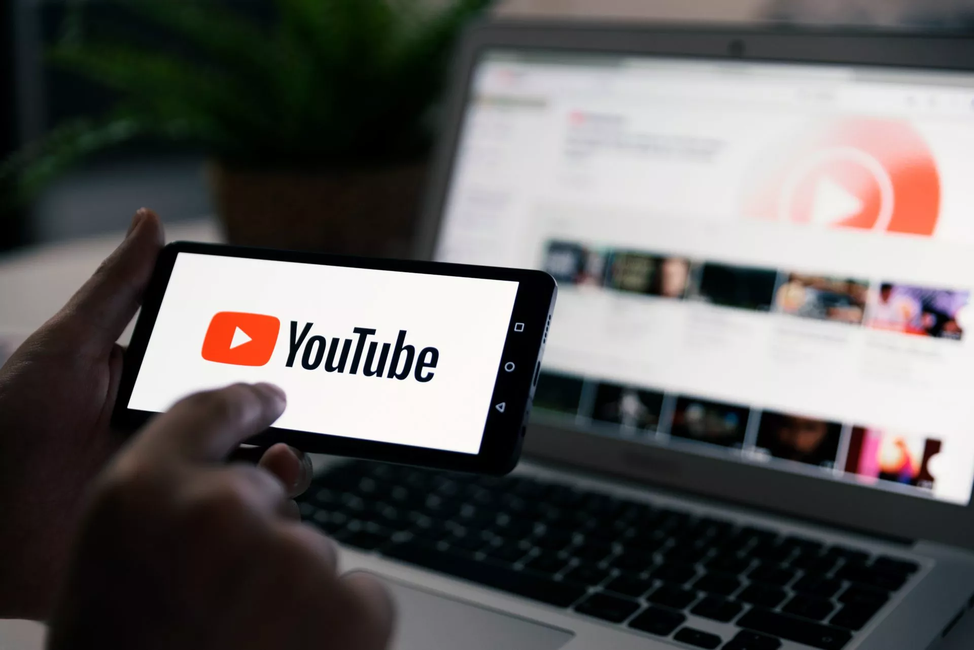 De CEO van YouTube hint op NFT-integratie