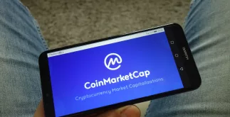 CoinMarketCap laat kort Bitcoin-prijs van $870 miljard zien