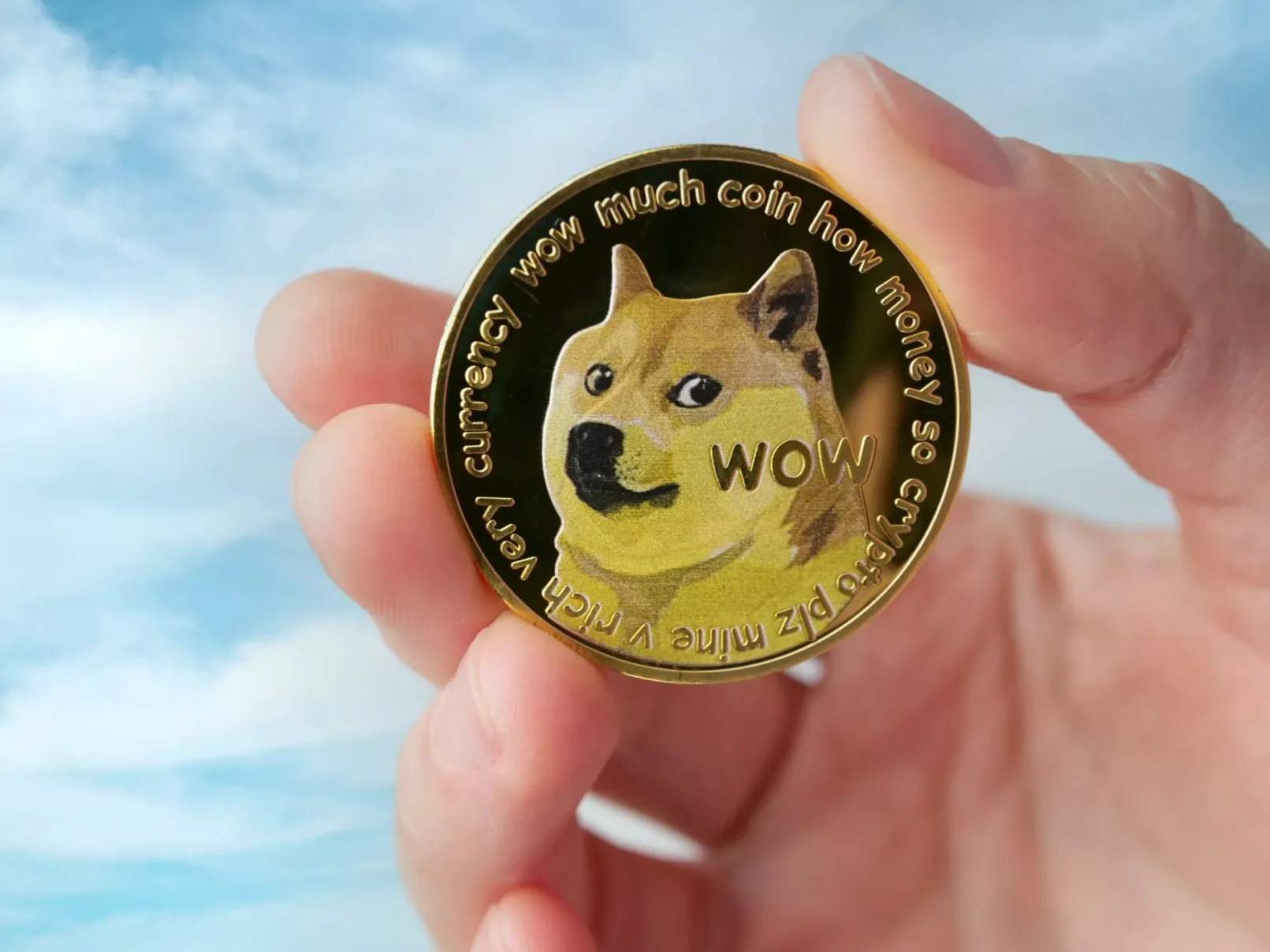 Gouden Dogecoin (DOGE) munt met Shiba Inu afbeelding in hand