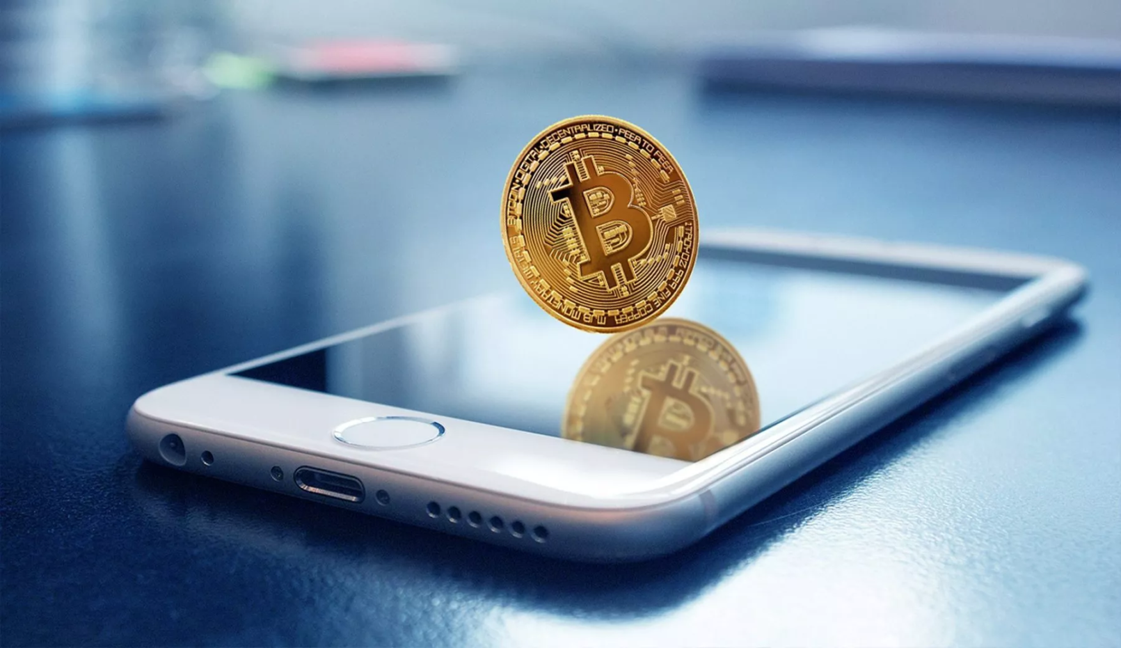 Gouden Bitcoin munt zweeft boven smartphone met reflectie op scherm