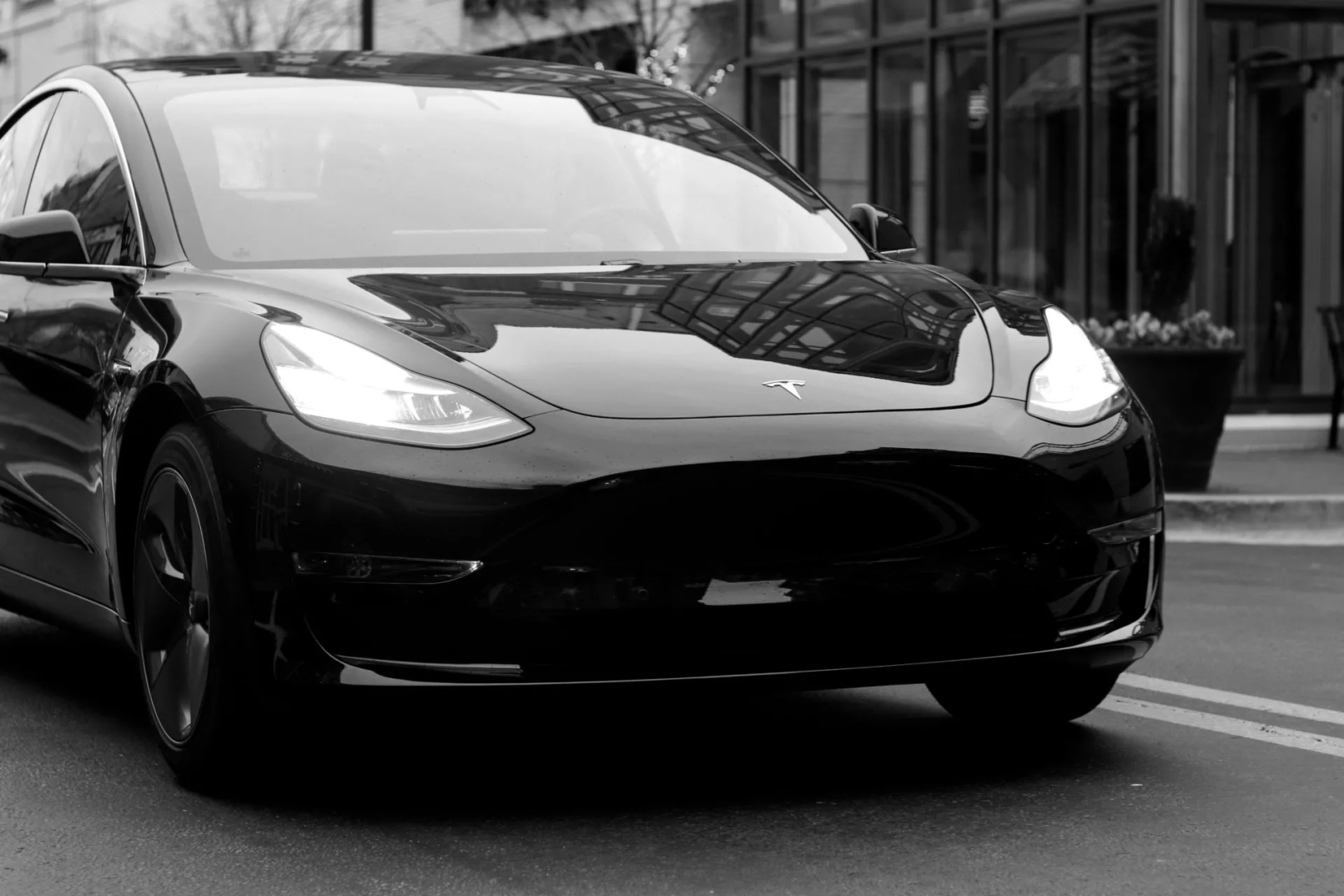 Tesla-eigenaar mined maandelijks $800 aan crypto met zijn auto