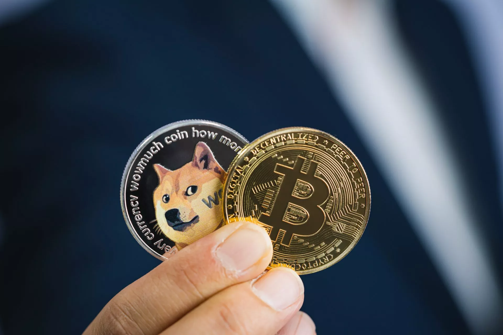 Bitcoin onder de 28.000 dollar, Dogecoin blijft hot
