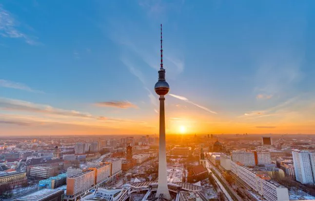 Bitcoin-logo verlicht de iconische tv-toren van Berlijn