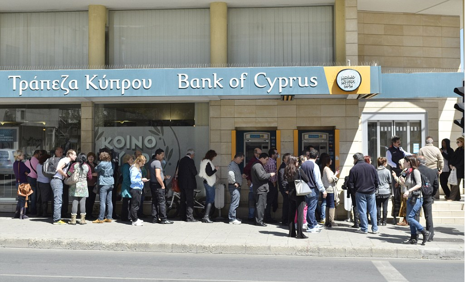 Lange rijen bij banken in Cyprus om geld van de rekening te halen