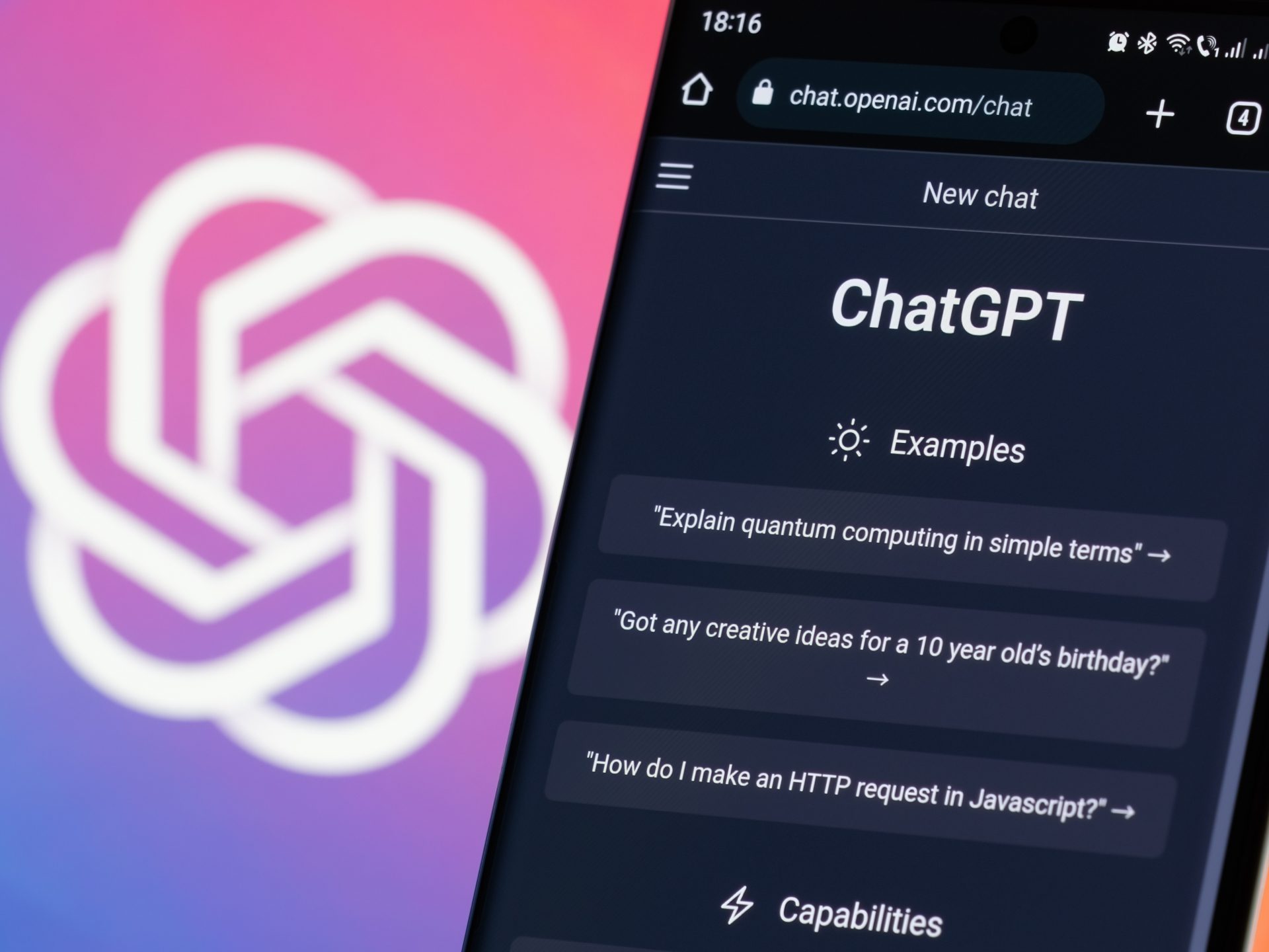 Afbeelding van een smartphone met de ChatGPT-interface open, met het OpenAI-logo op de achtergrond, die de populariteit van AI-chatbots illustreert.