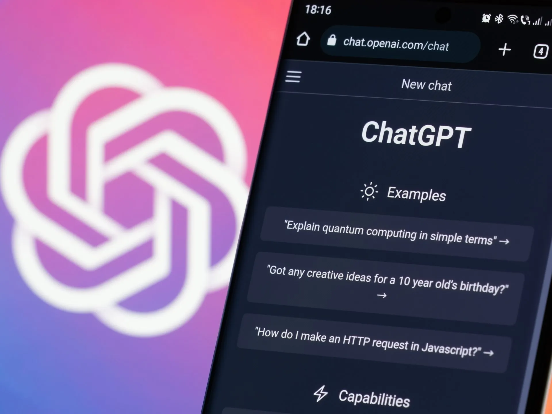 Afbeelding van een smartphone met de ChatGPT-interface open, met het OpenAI-logo op de achtergrond, die de populariteit van AI-chatbots illustreert.