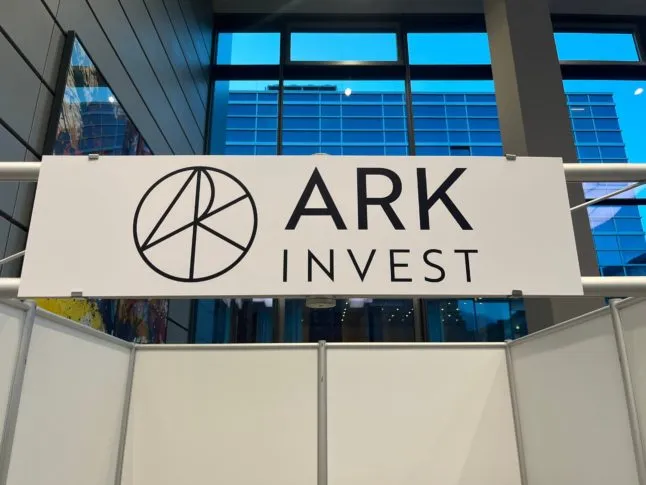 ARK Invest verkoopt Tesla en Meta aandelen en kiest voor Bitcoin ETF’s