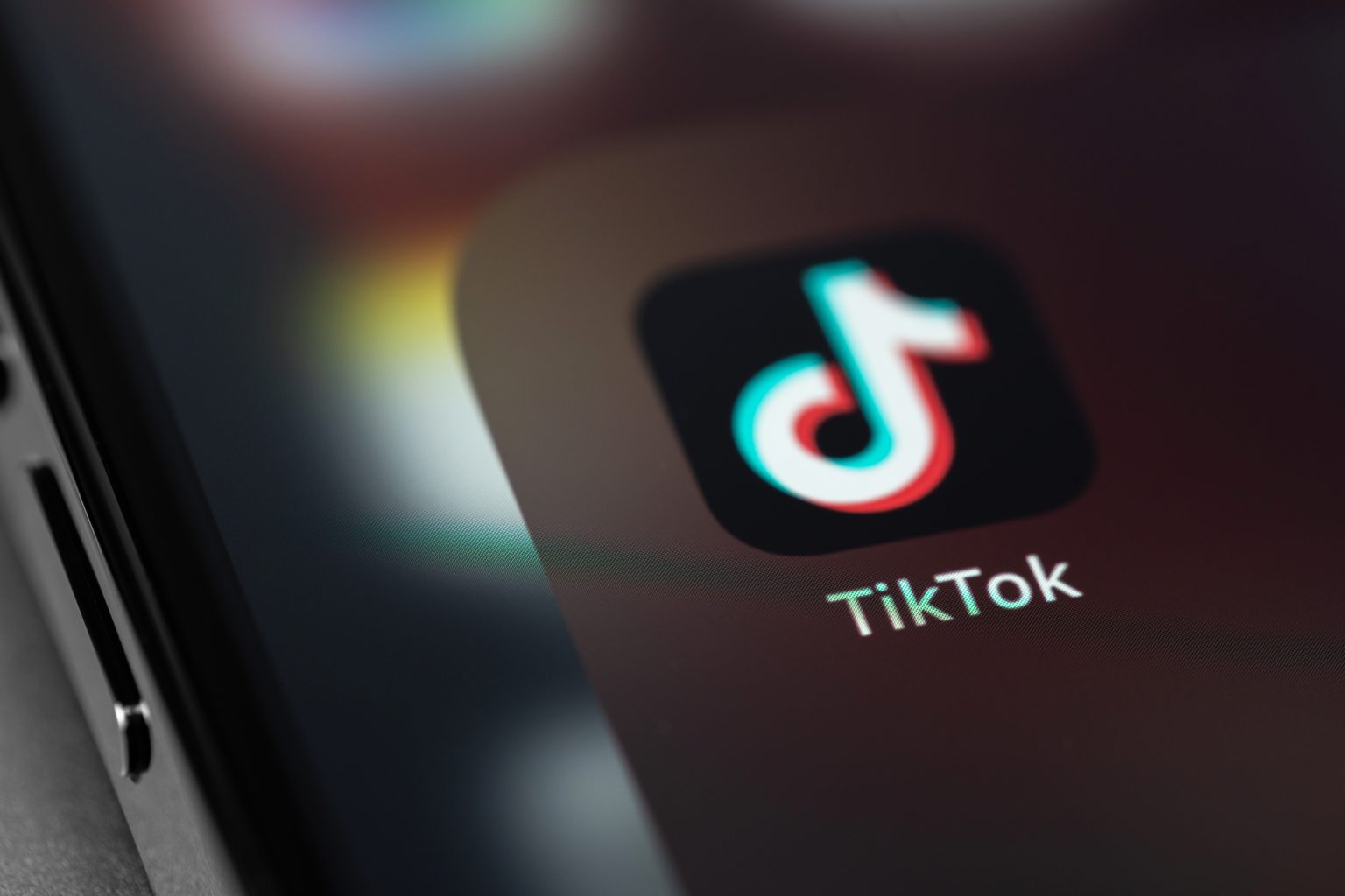 TikTok-app icoon zichtbaar op het scherm van een smartphone in close-up
