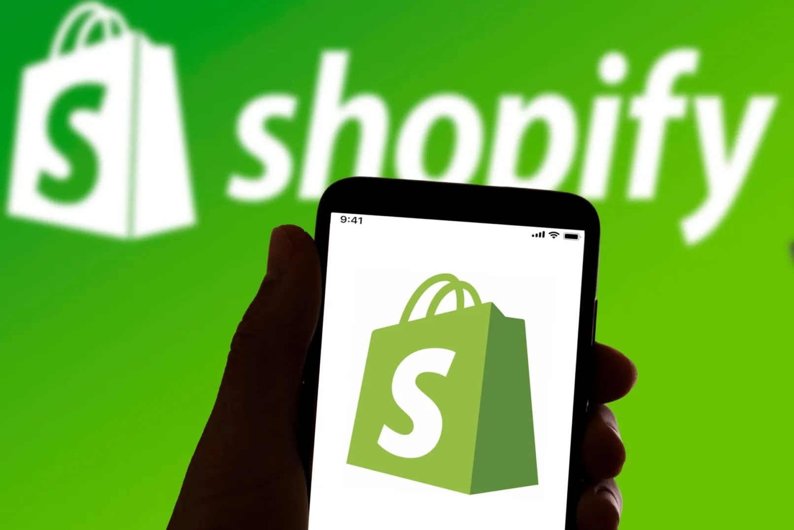 Shopify-logo op smartphonescherm met groene achtergrond