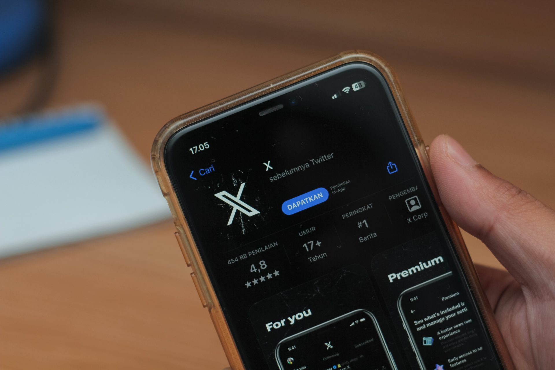 X-app (voorheen Twitter) zichtbaar in App Store op smartphone in hand