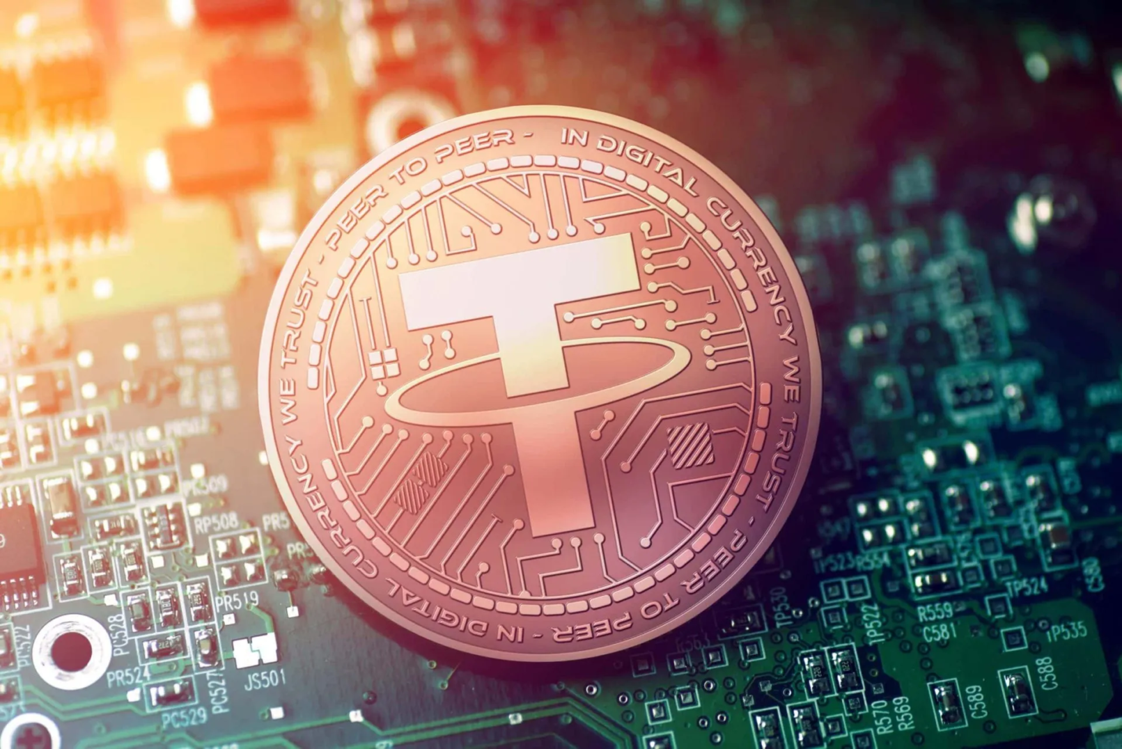 Tether-munt met USDT-logo ligt op een groen circuitboard