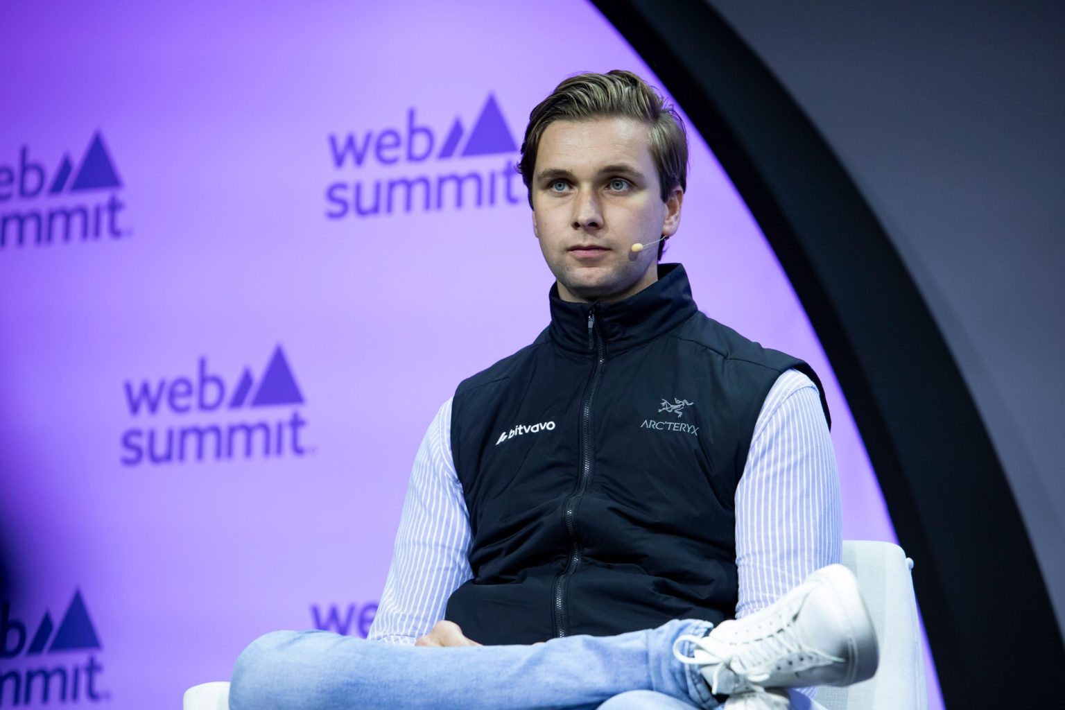 Mark Nuvelstijn, voormalig CEO van Bitvavo, zittend op podium tijdens Web Summit 2024