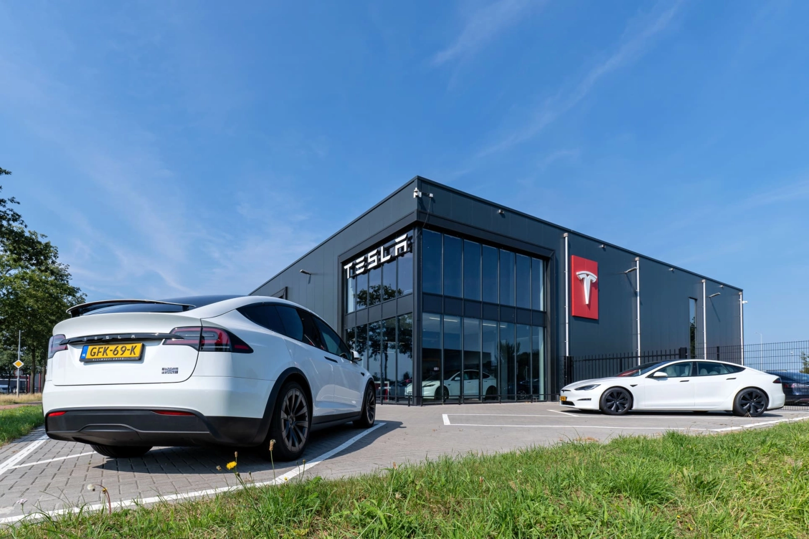 Tesla’s zelfrijdende software nu beschikbaar in Nederland: eerste land in Europa