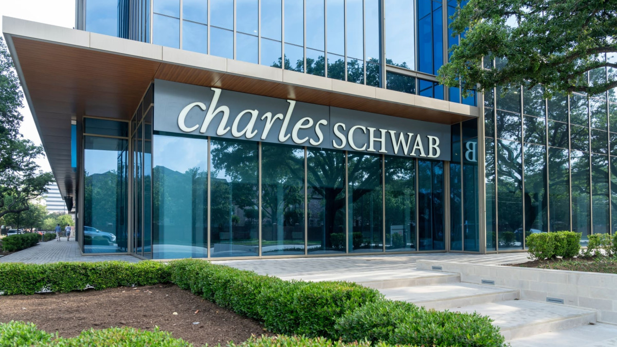 Charles Schwab opent Bitcoin- en Ethereum-handel voor 40 miljoen klanten
