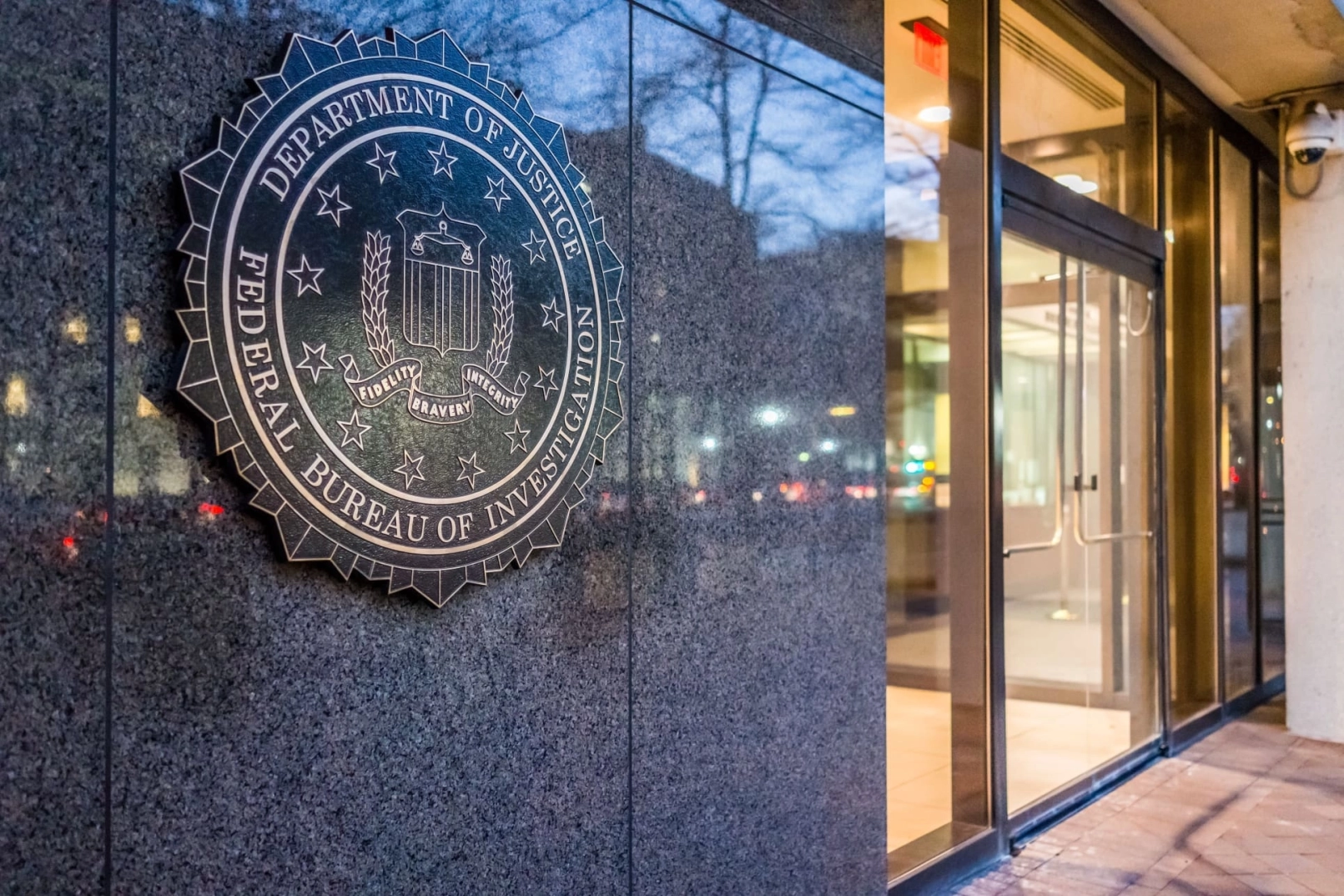 Logo van de FBI op gevel van gebouw van de Amerikaanse federale politiedienst.
