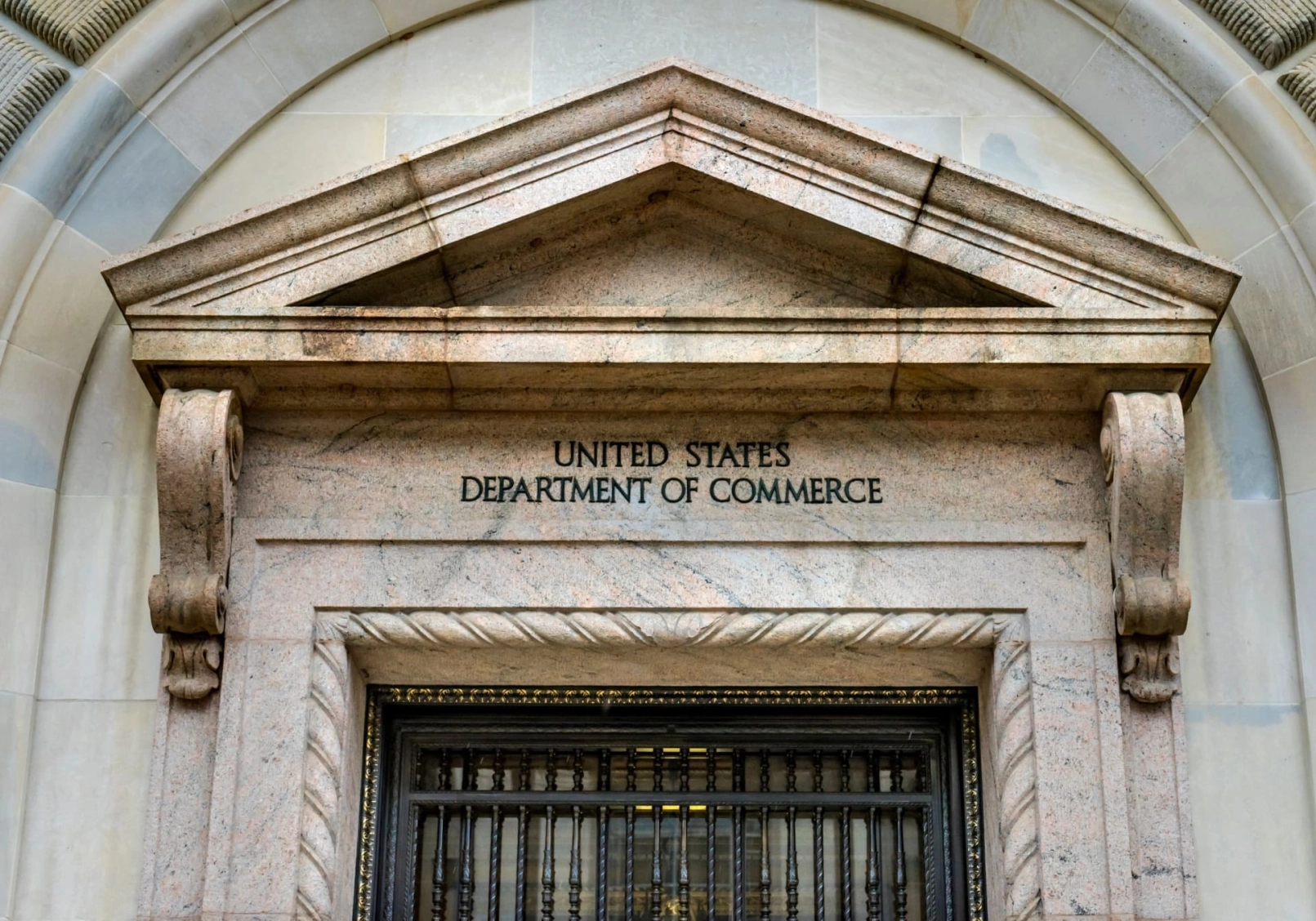 Ingang van het Amerikaanse ministerie van Handel in Washington D.C. met opschrift van het Department of Commerce.