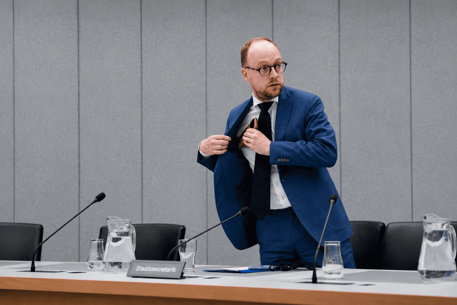 Illustratie van een staatssecretaris tijdens een debat