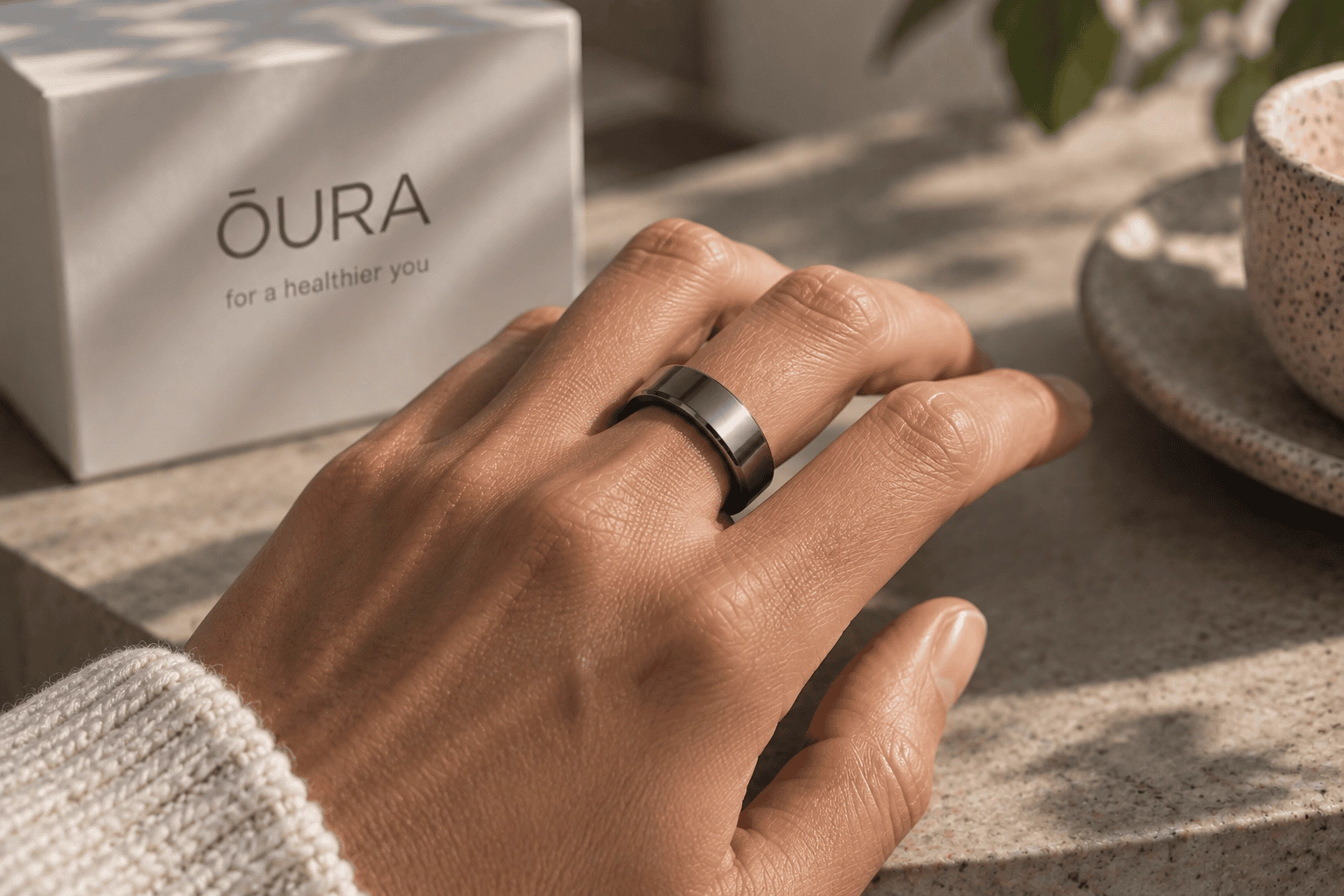 Oura Ring om een vinger, slimme ring voor slaap en gezondheid.
