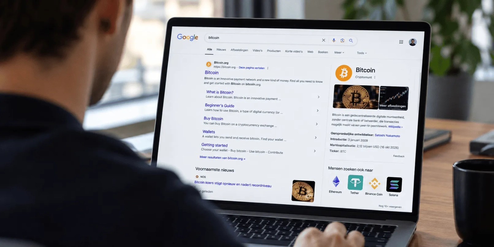 Bitcoin-zoeken-op-Google-man-50b374