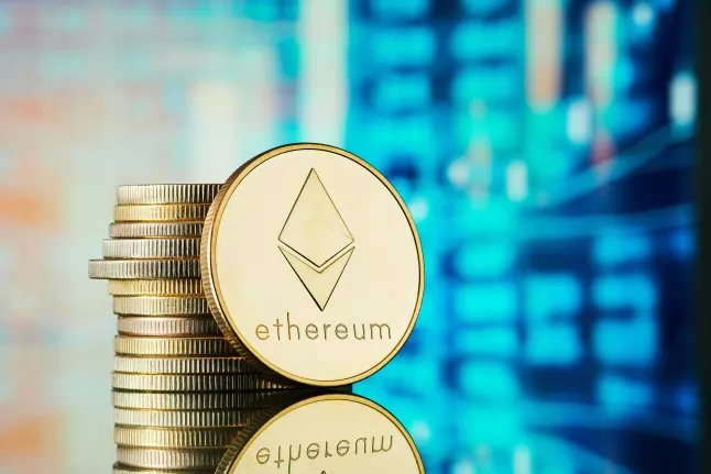 Krypto-Analyst erwartet Ethereum-Kurs von 10.000 Dollar nach ETF-Anträgen.