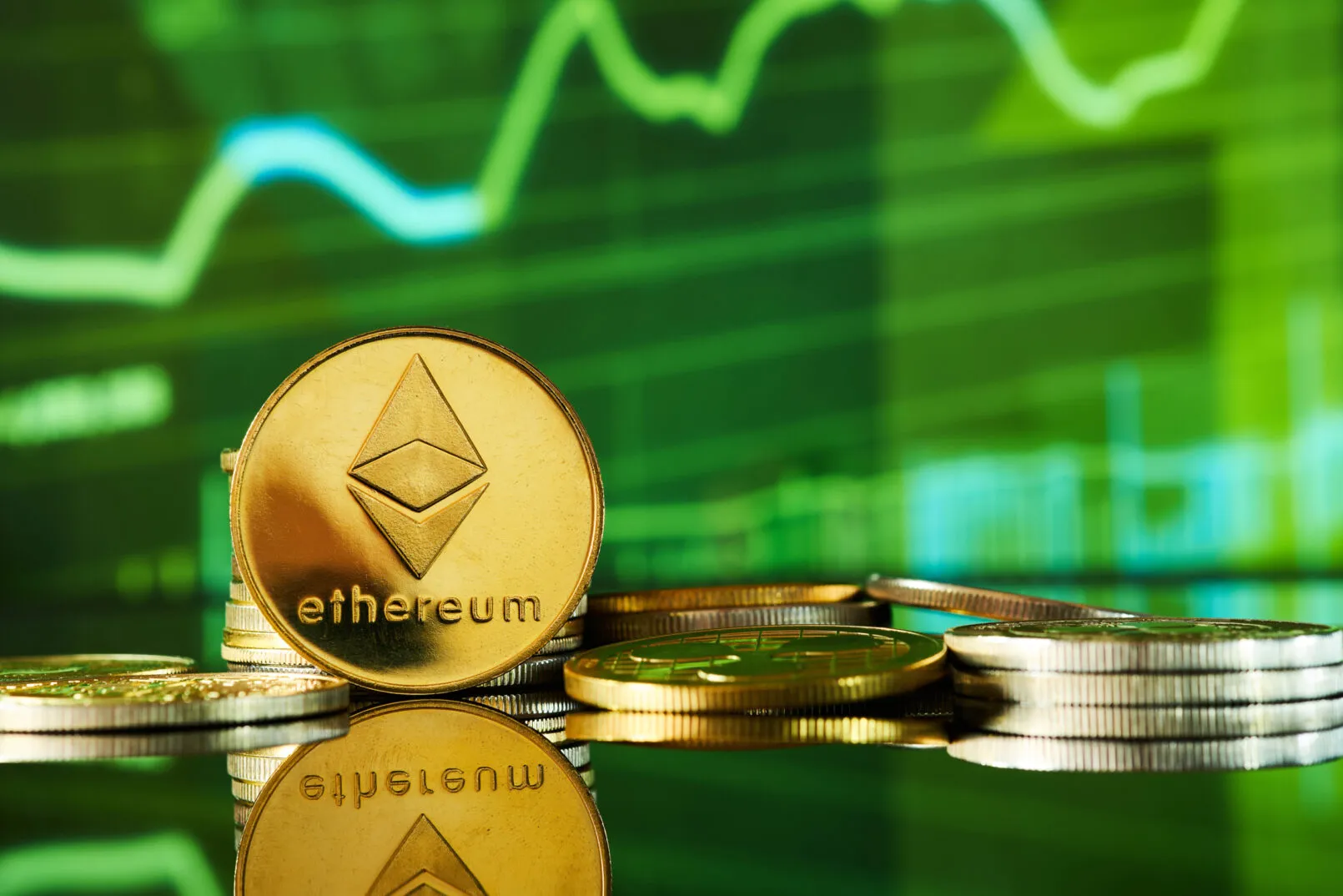 Ethereum stieg zwischen dem 20. und 27. November um 15 %, nachdem die Kryptowährung bereits mehrfach für tot erklärt wurde. Innerhalb der Marktgemeinde war man überzeugt, dass Solana das Projekt von Vitalik Buterin bald überholen würde. Oft zeigt sich jedoch, dass genau in solchen Momenten finanzielle Vermögenswerte wieder an Stärke gewinnen. Und genau das gilt jetzt für Ethereum. Enorme Interesse an Ethereum Dadurch steigt das Interesse an Ethereum natürlich wieder, und die Spekulationen beginnen sofort. Das zeigt sich in den Daten des Derivatemarktes, denn das sogenannte „Open Interest“ für Ethereum hat ein Rekordhoch erreicht. In den letzten 30 Tagen ist das Open Interest für Ethereum um 23 % gestiegen. Das deutet darauf hin, dass Händler auf dem Futures-Markt Vertrauen in die Zukunft der digitalen Währung haben und mit geliehenem Geld auf Kurssteigerungen spekulieren. Laut den Analysten von Cointelegraph zeigt dieser Anstieg sogar, dass es eine zunehmende „institutionelle Beteiligung“ an Ethereum gibt. „Eine Entwicklung, die oft als Zeichen für die Reifung eines Marktes gesehen wird“, erklärt Marcel Pechman. Was ist das größte Risiko für Ethereum? Das größte Risiko für Ethereum liegt laut Marcel Pechman bei privaten Anlegern, insbesondere bei solchen, die mit Hebelwirkung auf Ethereum spekulieren. Beispielsweise, indem sie mit einem 20-fachen Hebel auf weitere Kurssteigerungen der digitalen Währung setzen. „In solchen Fällen kann ein Kursrückgang von 5 % an nur einem Tag dazu führen, dass ein gesamtes Konto aufgelöst wird, was weitere Liquidationen auslösen könnte“, warnt Pechman vor diesem Risiko. Laut dem Analysten ist die Nachfrage von Privatanlegern nach solchen Positionen derzeit noch relativ gering, was ein gesundes Zeichen für den Ethereum-Kurs sein könnte. Selbst nachdem Ethereum in der vergangenen Woche um 15 % gestiegen ist. Was denken Sie? Kann Ethereum in dieser Bullrun noch überraschen und neue Allzeithochs erreichen, oder bleibt es bei einem enttäuschenden Zyklus für das Projekt von Vitalik Buterin? Und sollten sie sich Sorgen um Solana machen, das immer näher zu kommen scheint?