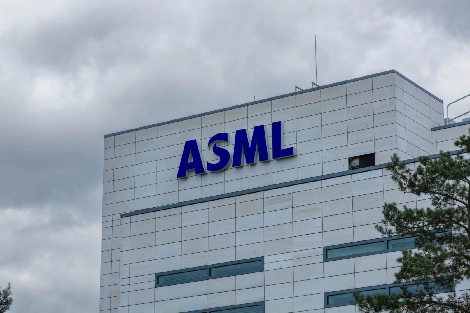 ASML überrascht mit Rekordaufträgen: KI treibt Nachfrage nach Chipmaschinen an