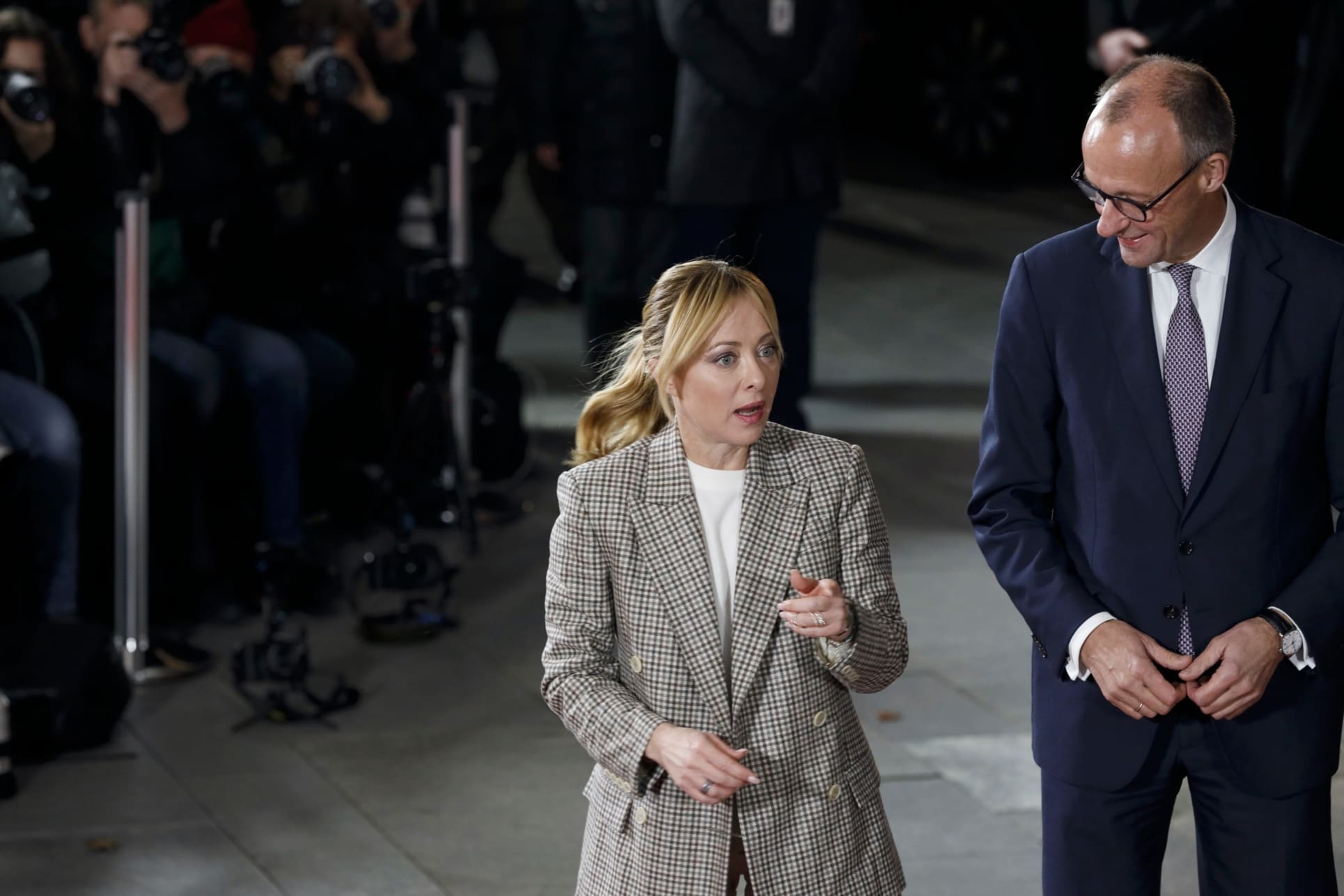 Merz-sucht-engere-Beziehungen-zwischen-Deutschland-und-Italien-und-distanziert-sich-von-Macron