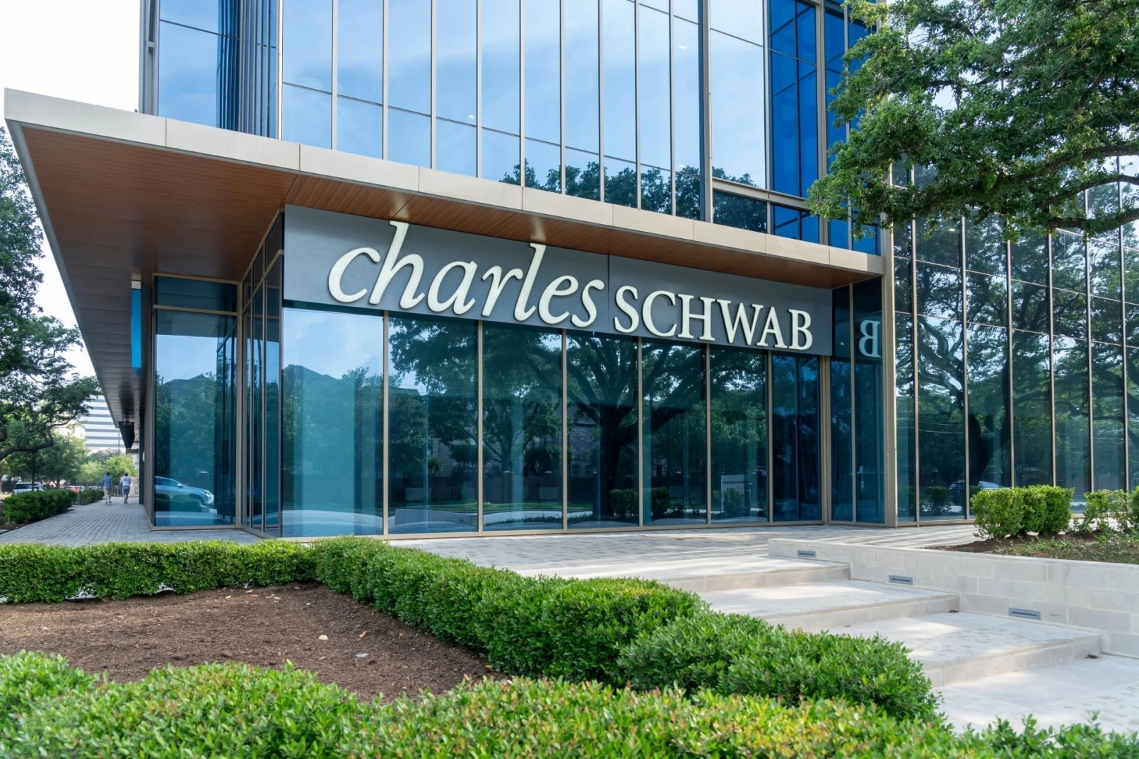 Charles Schwab eröffnet Zugang zu Krypto: 12 Billionen Dollar Kundenkapital betroffen