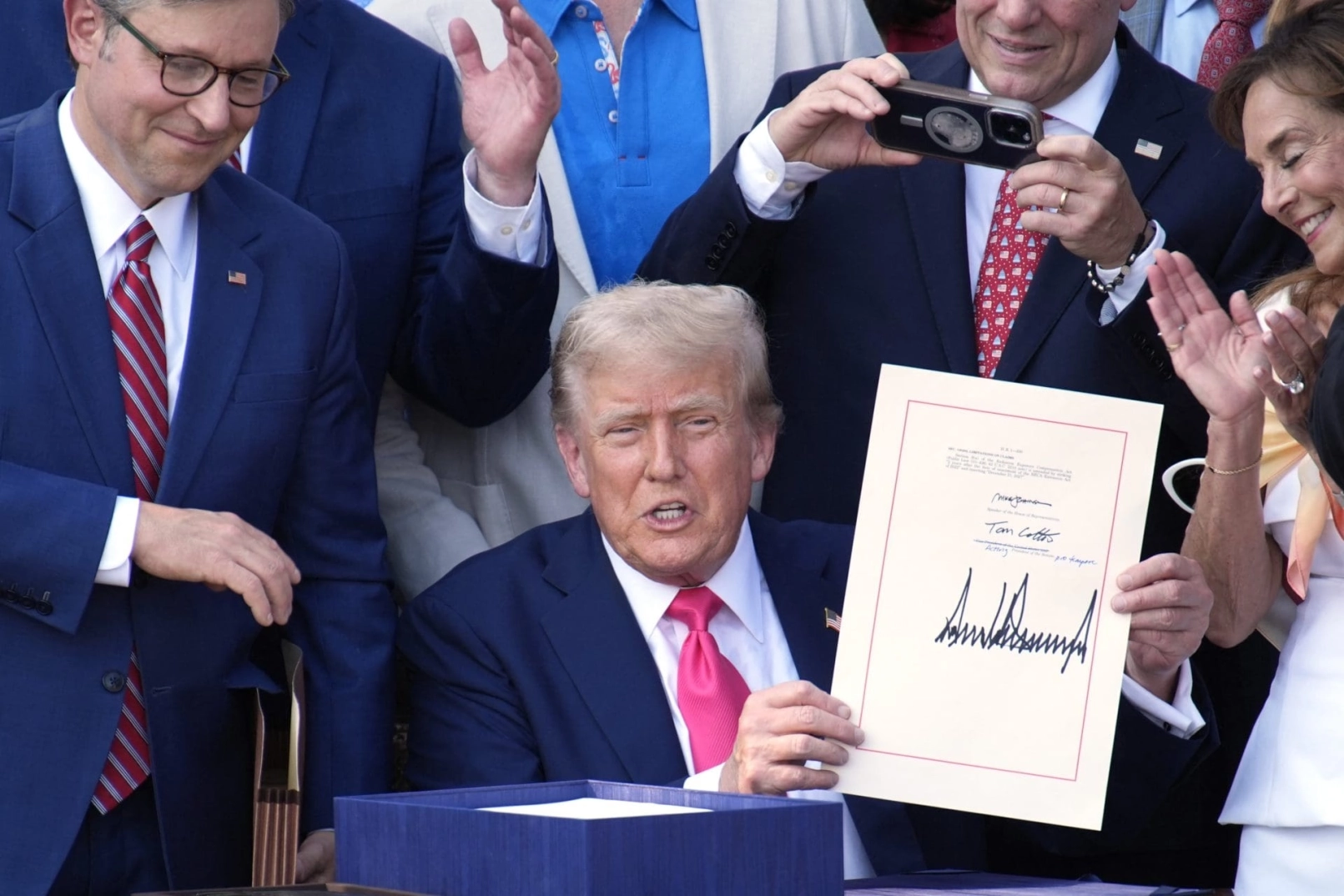Donald Trump, Gesetz