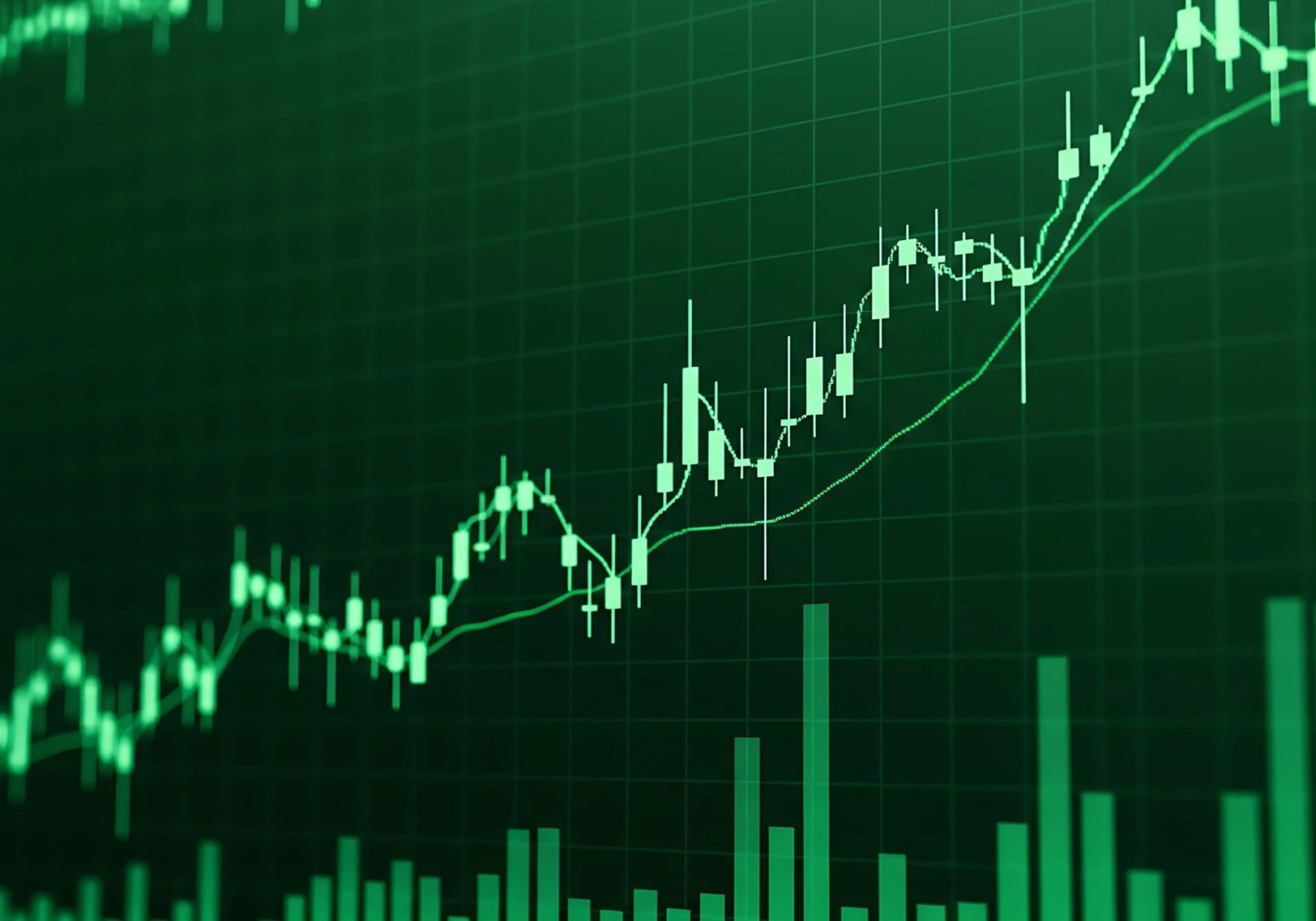 Grüner Chart mit Candlesticks und Kurslinie auf dunklem Bildschirm