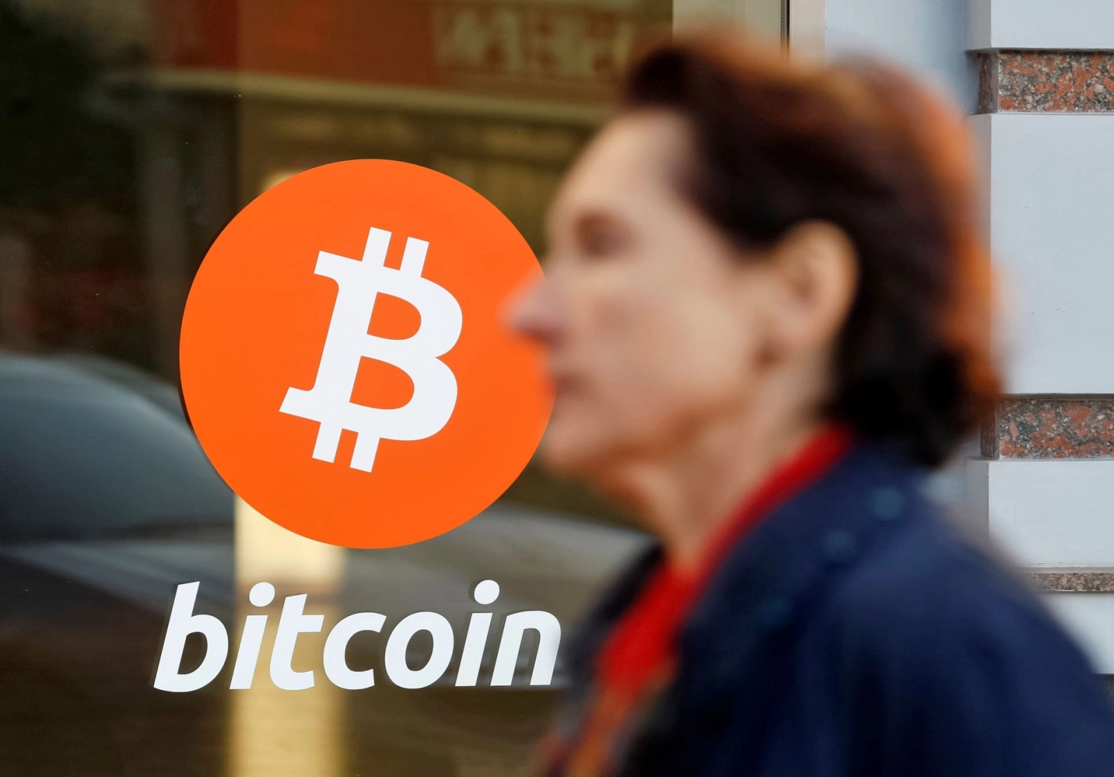 Bitcoin-Schild, Bitcoin-Frau