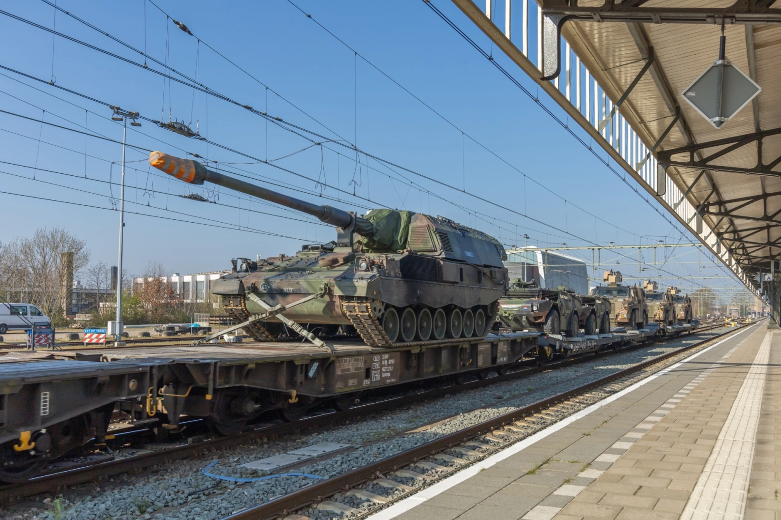 Militär, Panzer und gepanzerte Fahrzeuge auf einem Güterzug an der Bahnstrecke