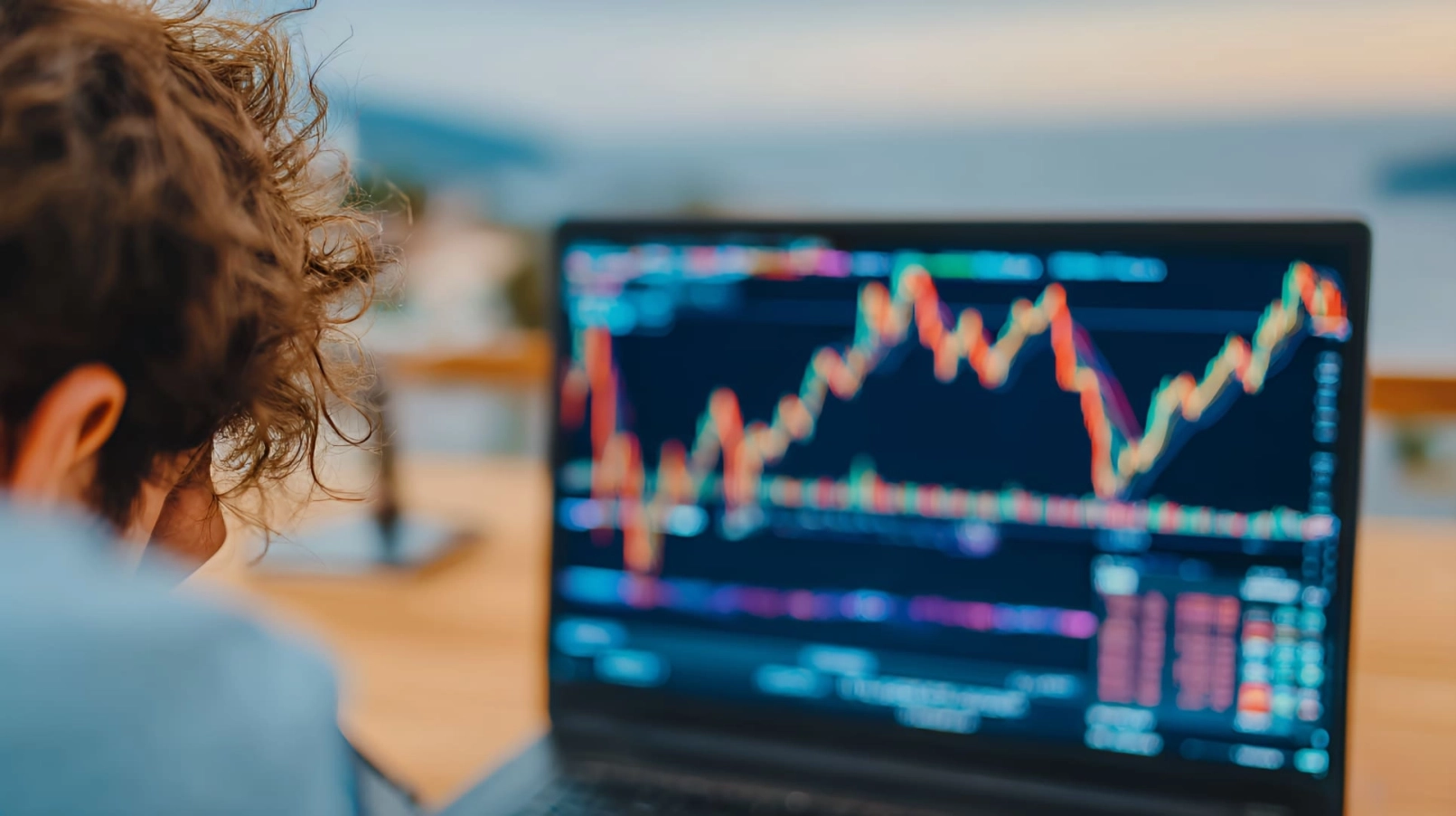 Kursgrafik auf dem Laptop eines Traders