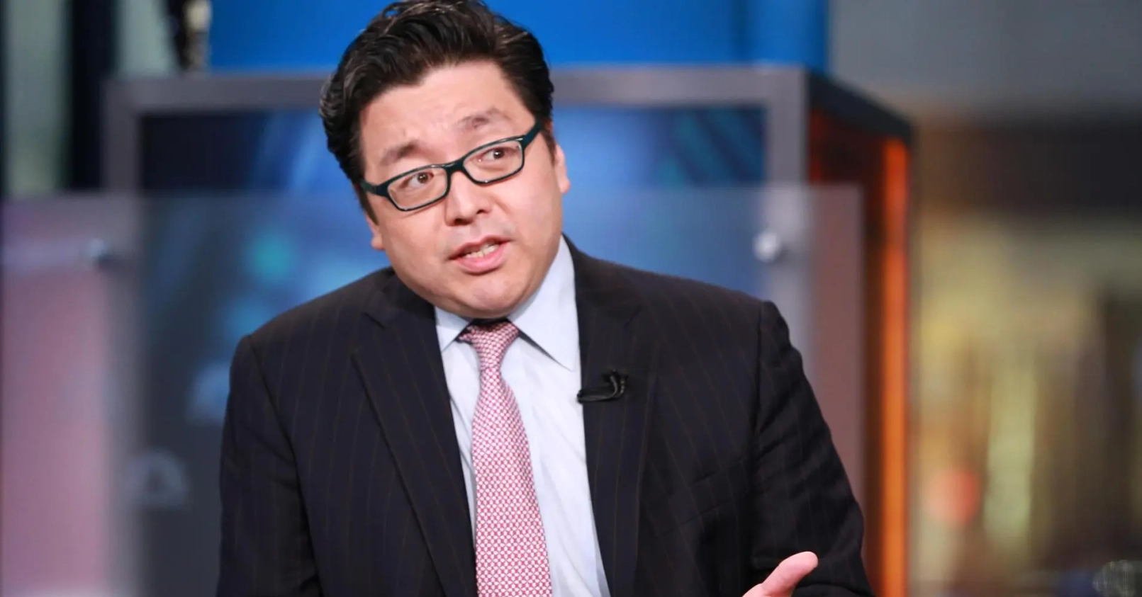 Tom Lee im Anzug während eines TV-Auftritts zu Krypto und Marktanalyse