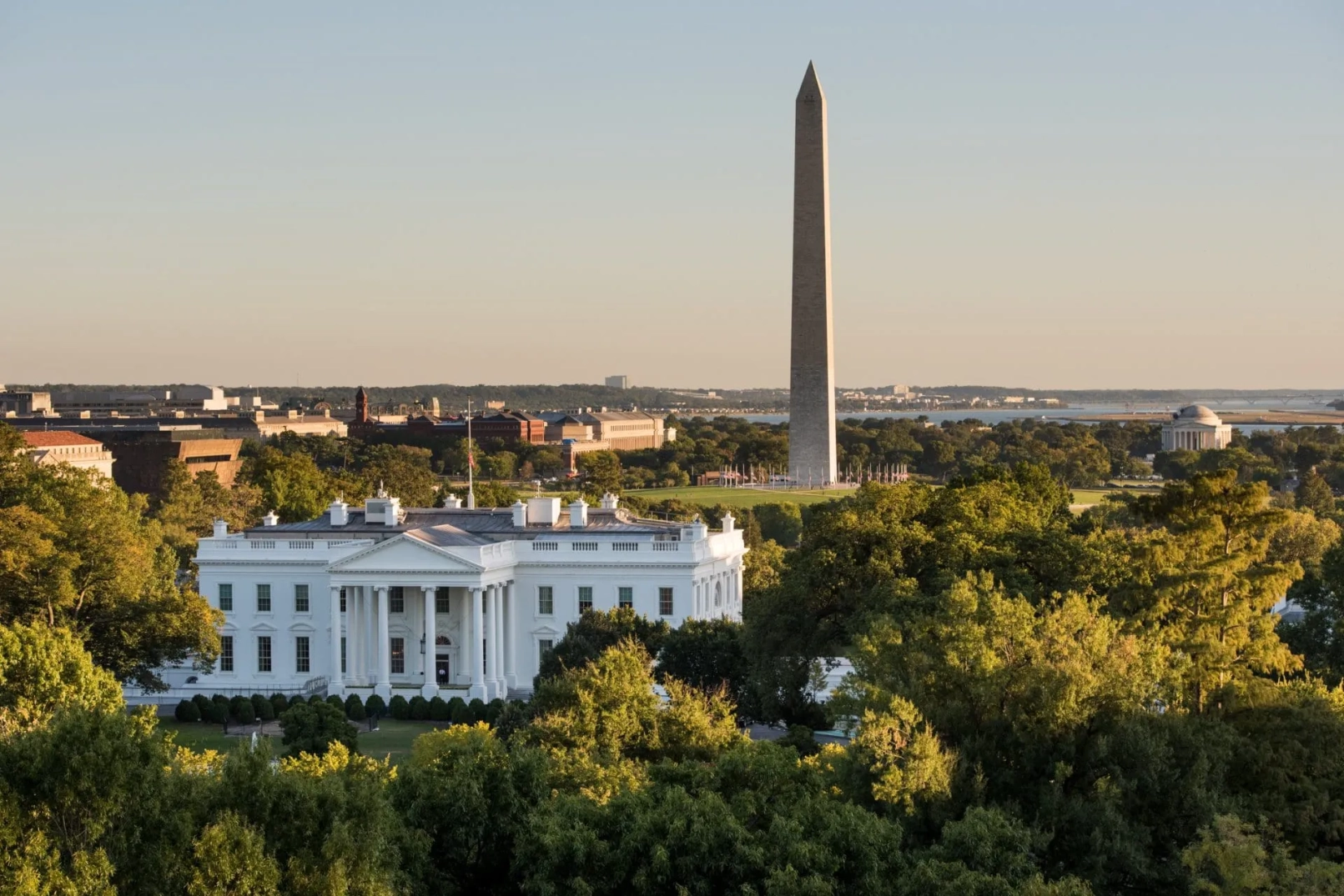 Das Weiße Haus und das Washington Monument bei Sonnenuntergang in Washington D.C.