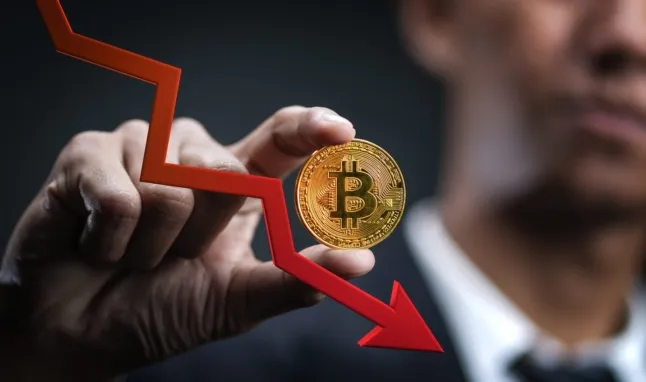 Le marché crypto s’effondre: Bitcoin passe sous 96 000 dollars, des milliards de dollars de positions longues liquidées