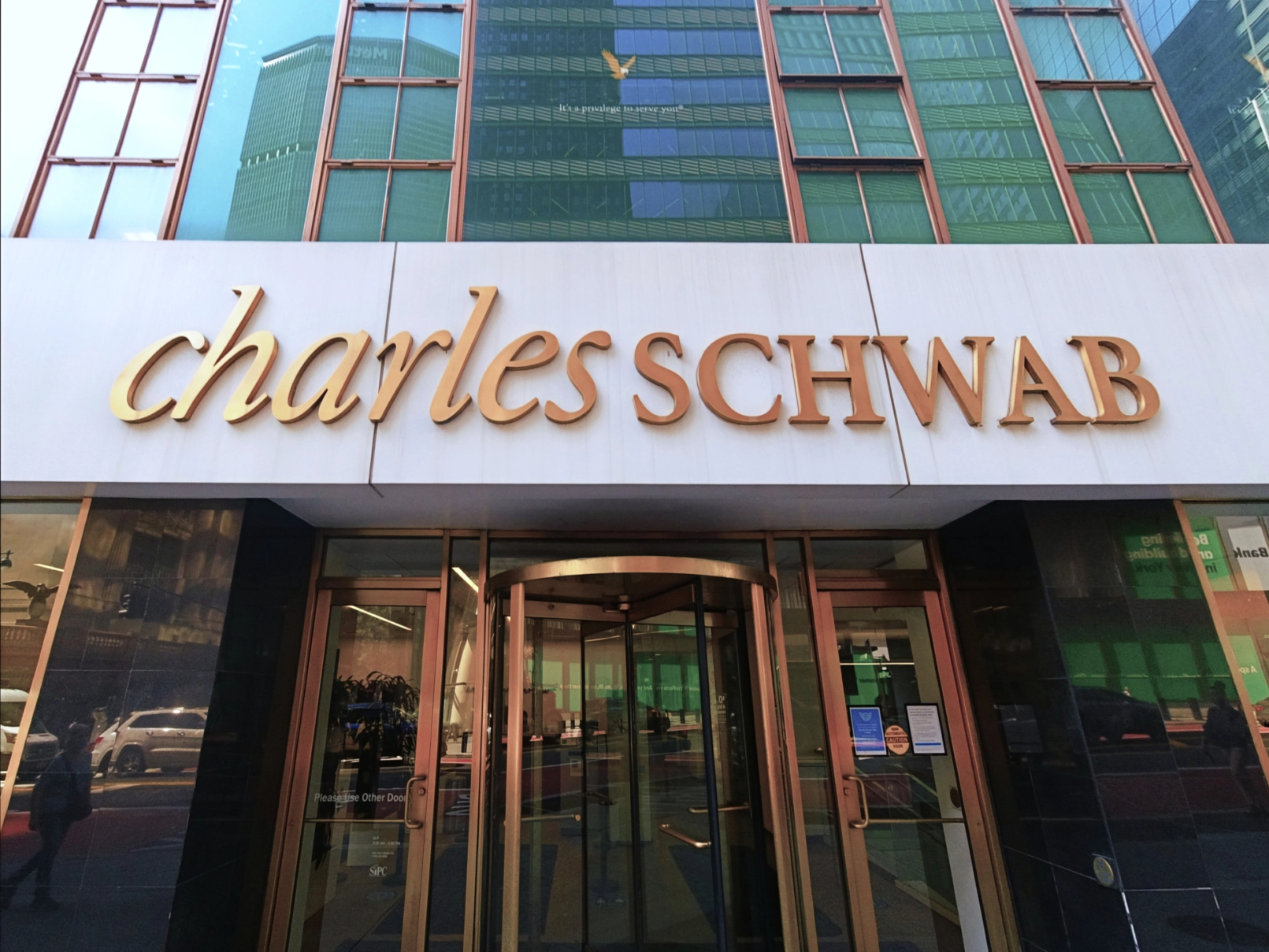 Charles Schwab, nouveau géant de Wall Street à adopter la crypto