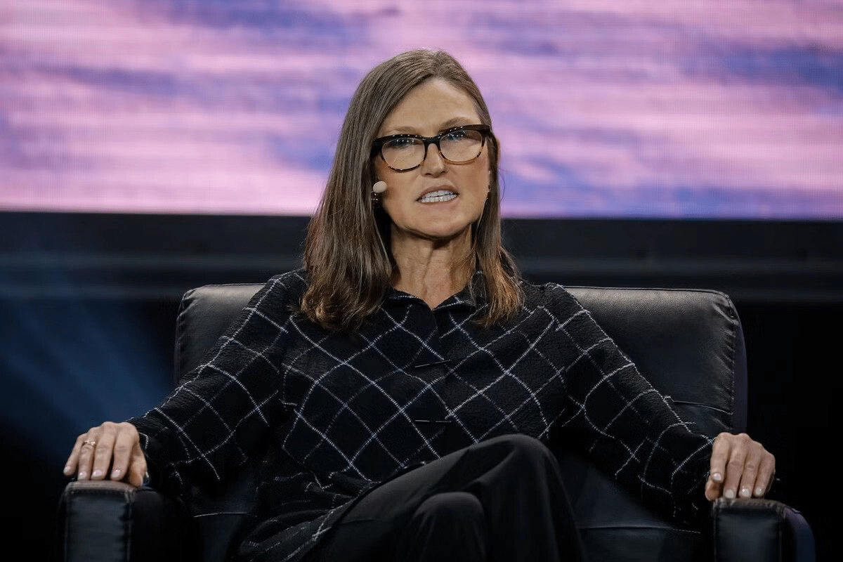 Cathie Wood frappe pendant la chute crypto : des millions investis dans BitMine et Coinbase