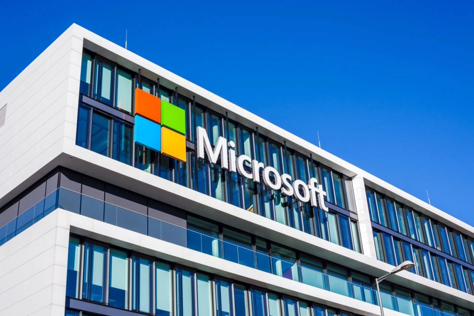 Microsoft envisage une action en justice contre OpenAI et Amazon pour un accord cloud sur l&rsquo;IA