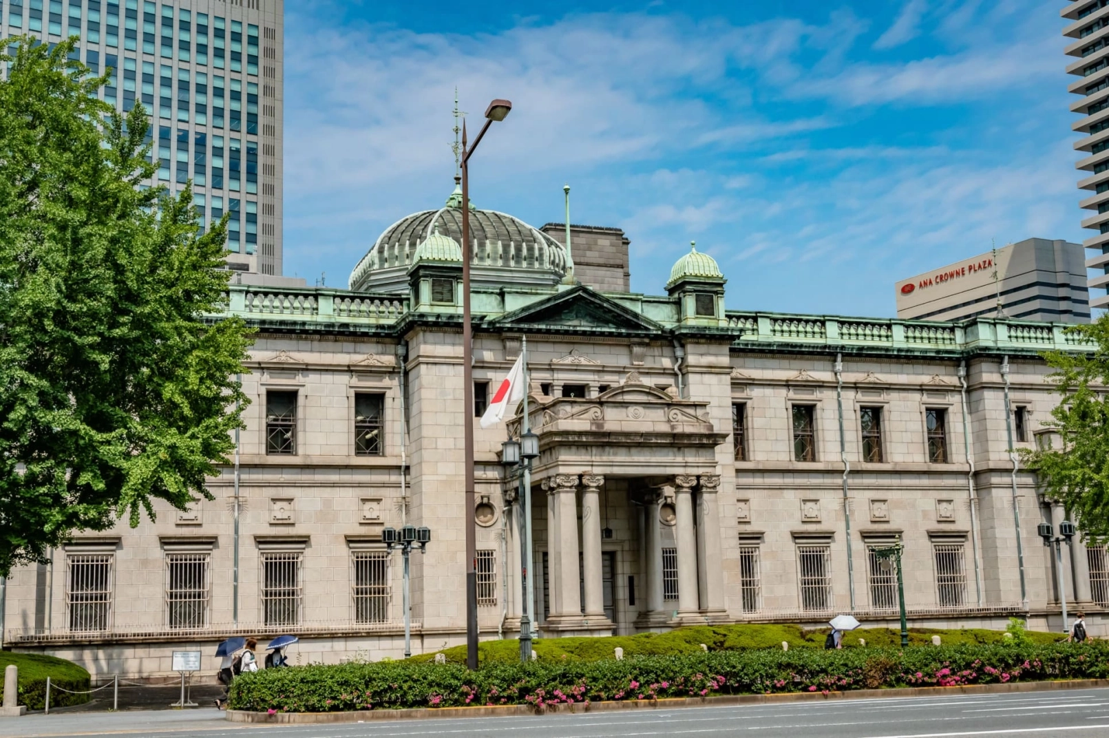 La banque centrale du Japon maintient un taux bas : le Bitcoin grimpe à 74 800 $