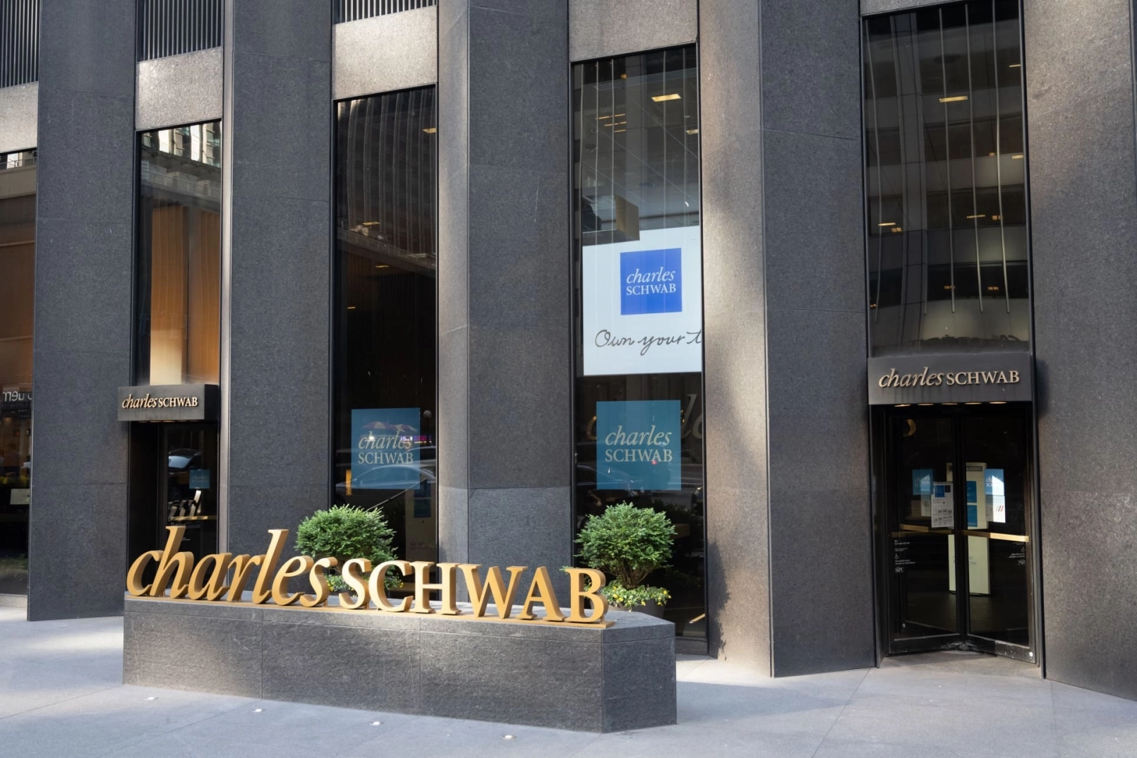 38 millions d&rsquo;investisseurs accèdent au Bitcoin et à l&rsquo;Ethereum grâce à Charles Schwab
