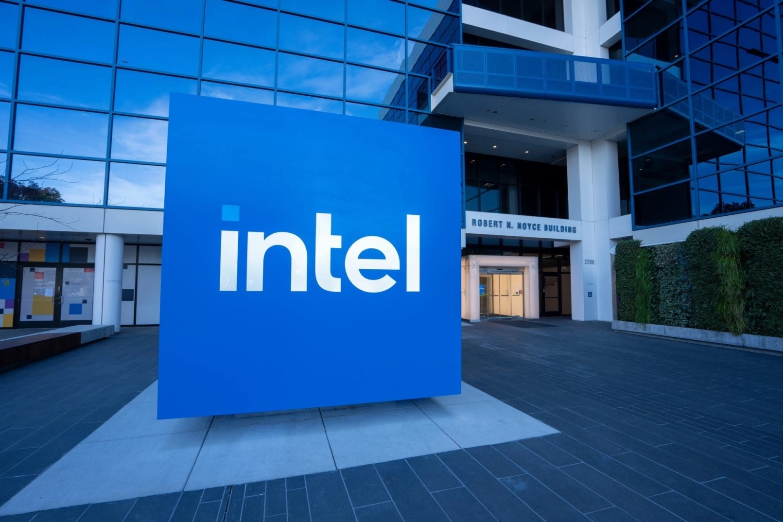 Trump : le gouvernement américain a déjà gagné 30 milliards de dollars grâce à son investissement dans Intel