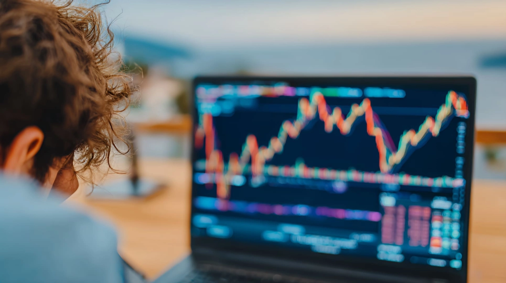 Graphique des cours sur l’ordinateur portable d’un trader