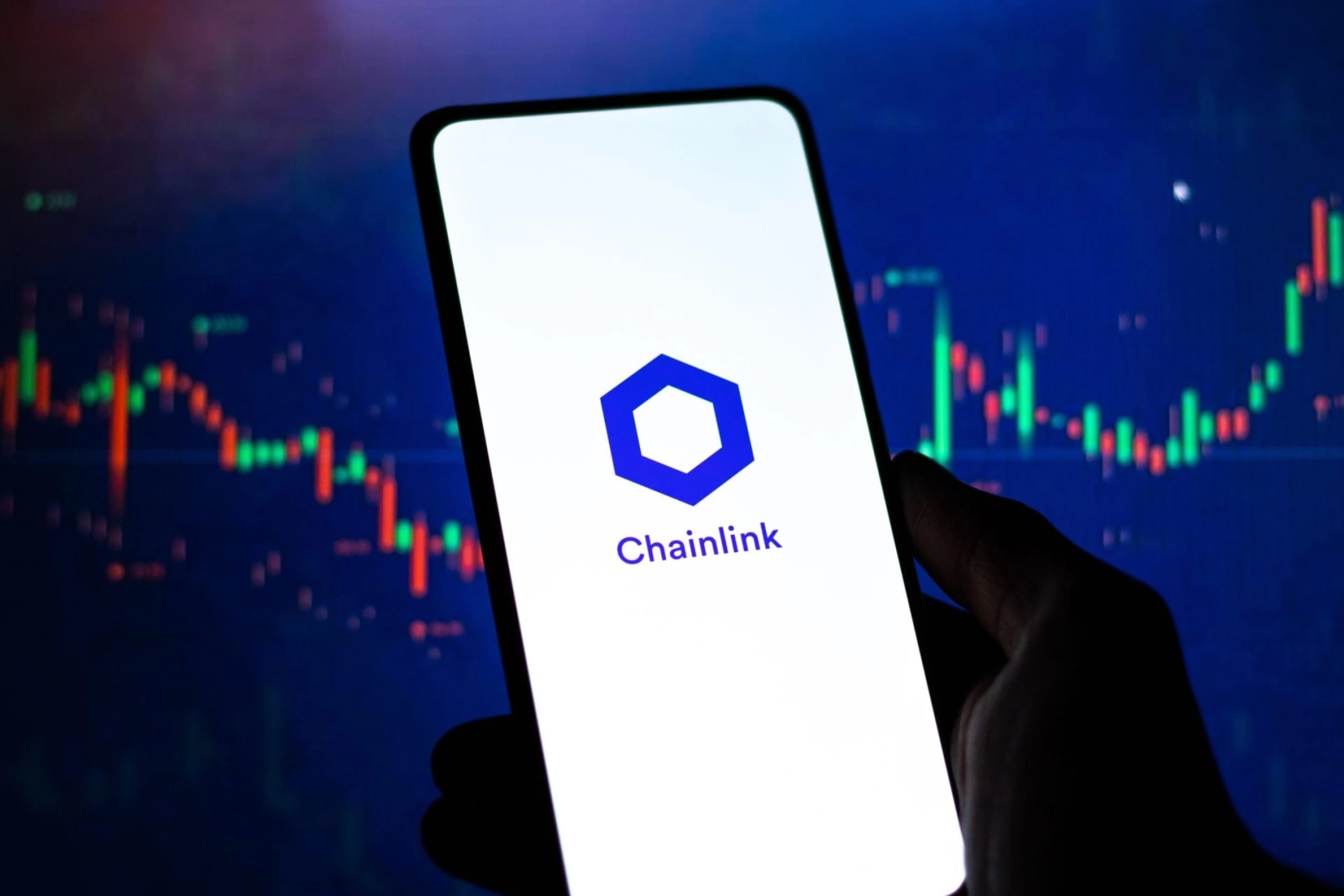 Logo Chainlink (LINK) sur smartphone avec graphique de cours en arrière-plan