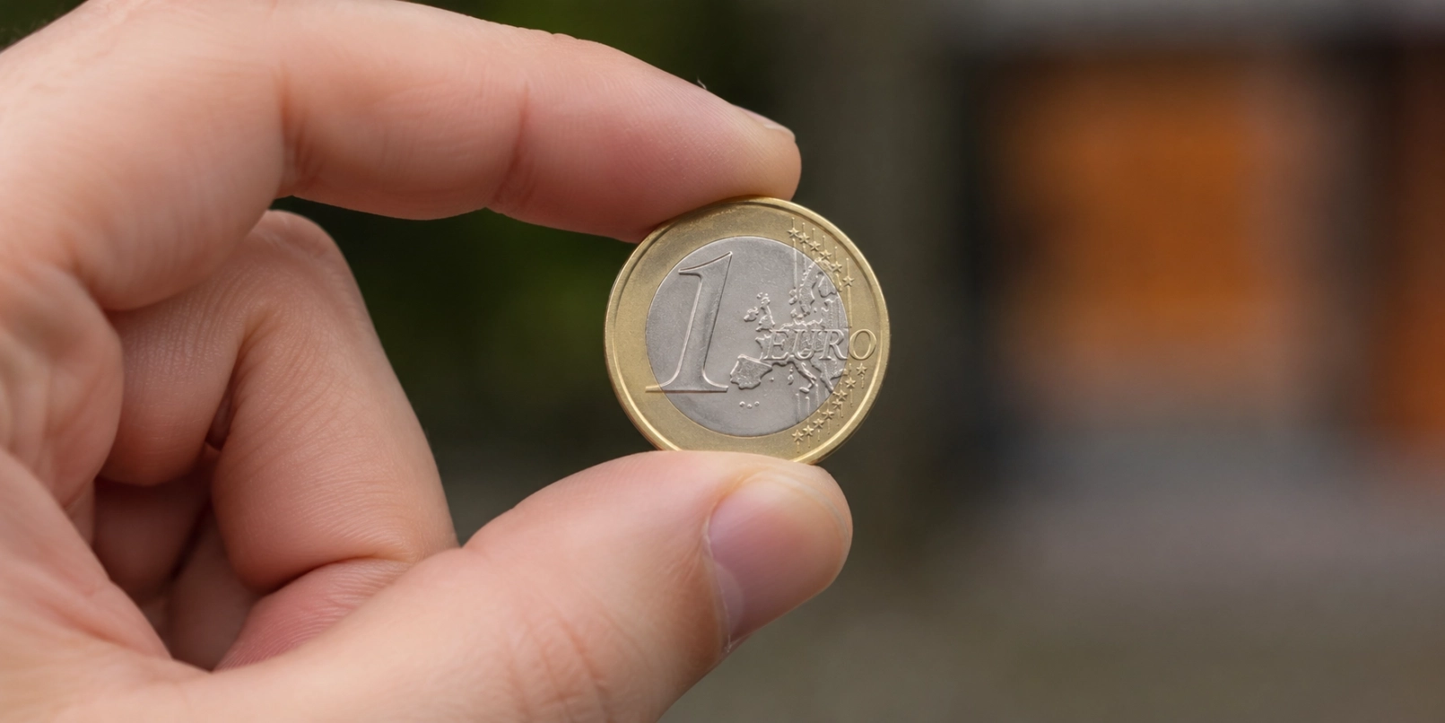 Pièce en euro dans une main