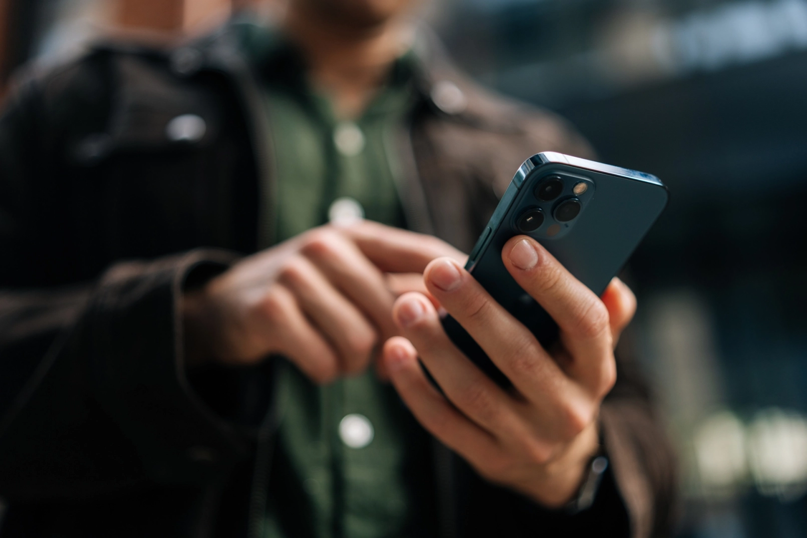 Gros plan d’un téléphone dans la main d’un homme
