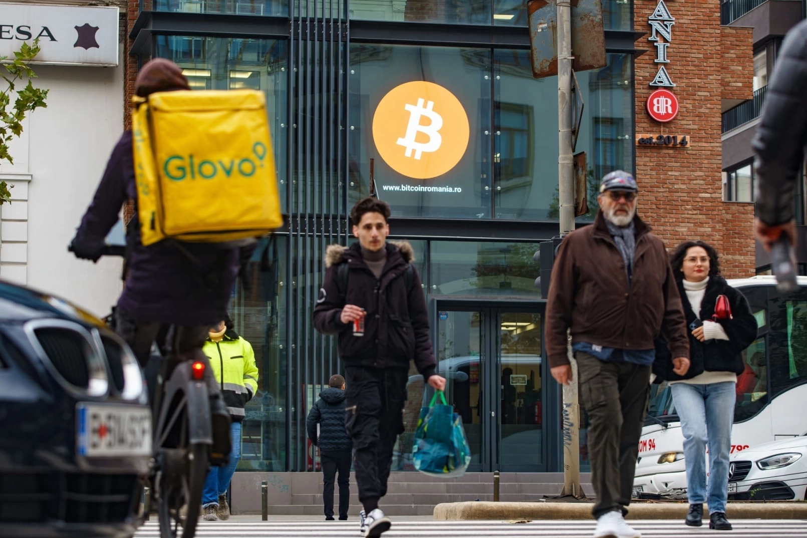 Bitcoin dans la rue, immeuble
