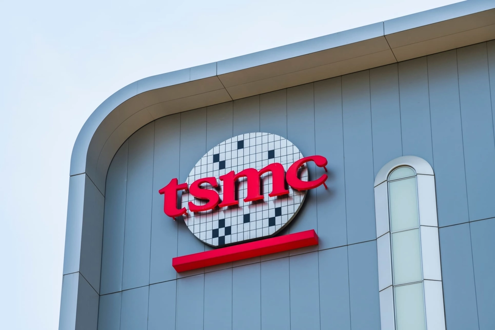 Logo de TSMC sur un immeuble de bureaux moderne du fabricant taïwanais de semi-conducteurs.